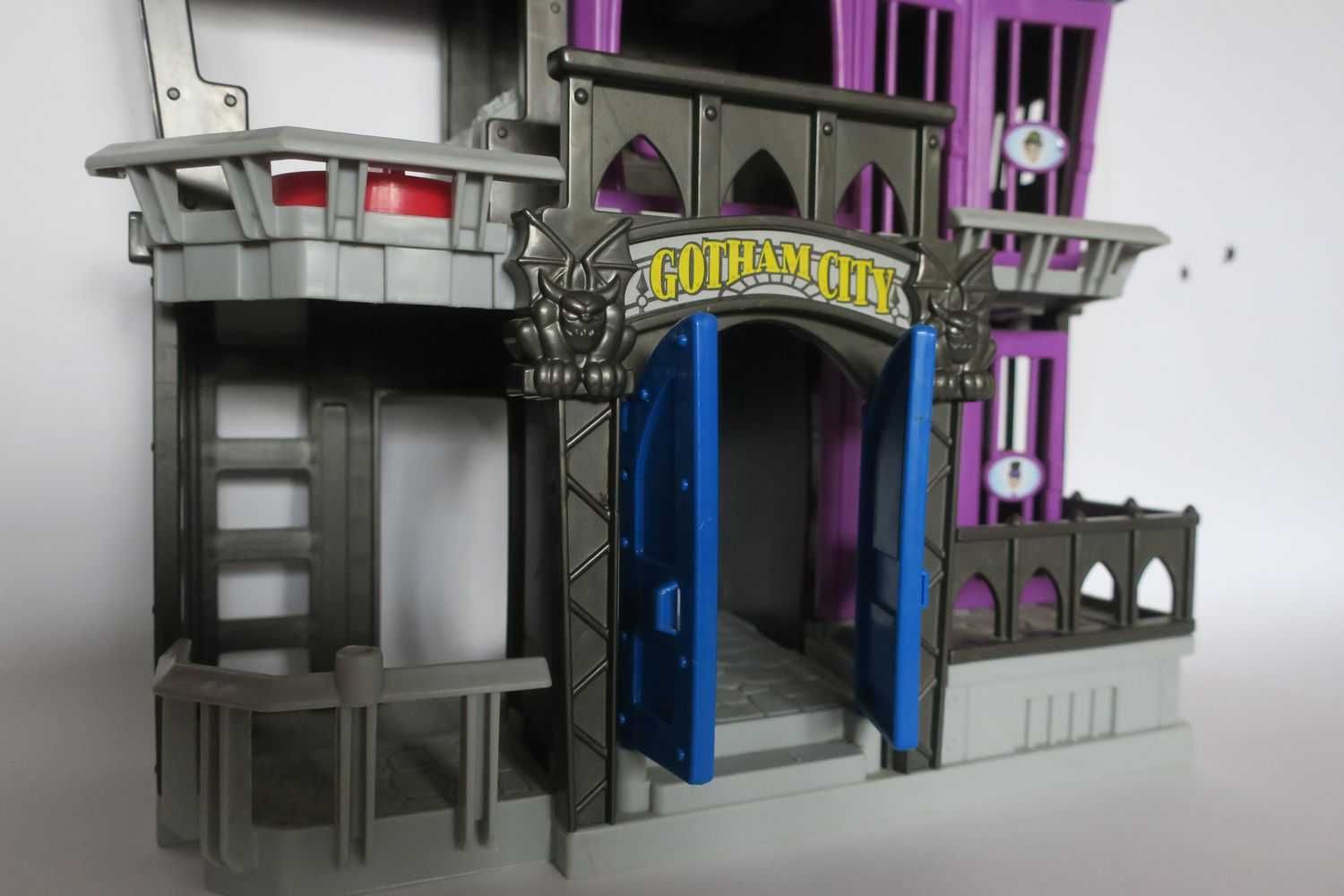 Gotham City więzienie Imaginex Mattel DC Comics świeci