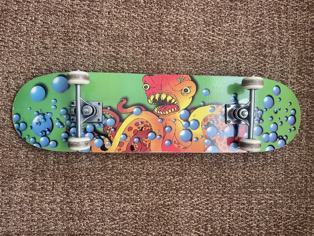 Skate verde com monstro usado