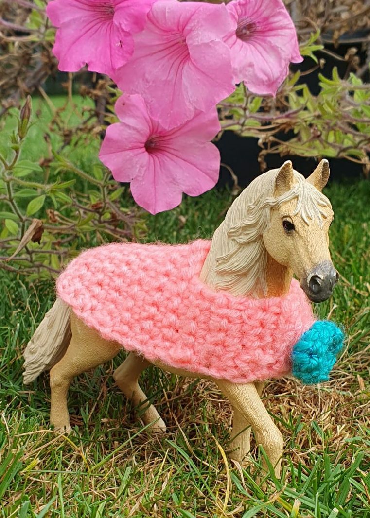 Derki zrobione na szydełku dla koni Schleich lub Colecta