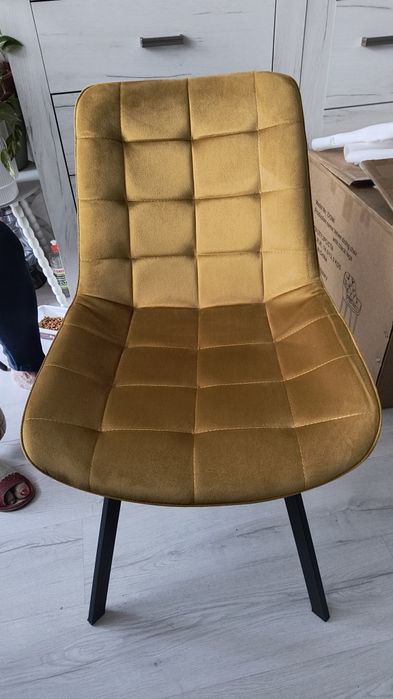 Krzesła do salonu 4 szt wygodne musztardowej + pokrowce