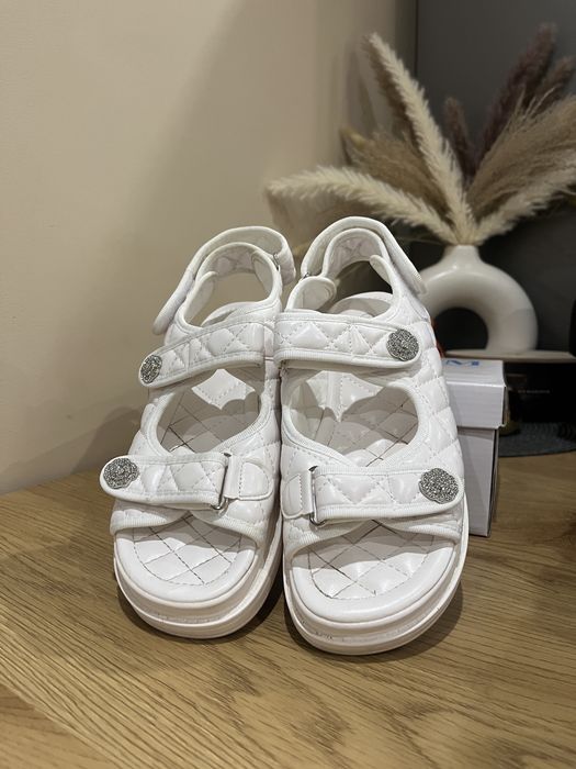 Продам сандали белые