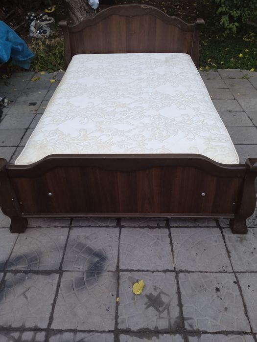Продам двухспальную кровать с матрасом 1.5×2