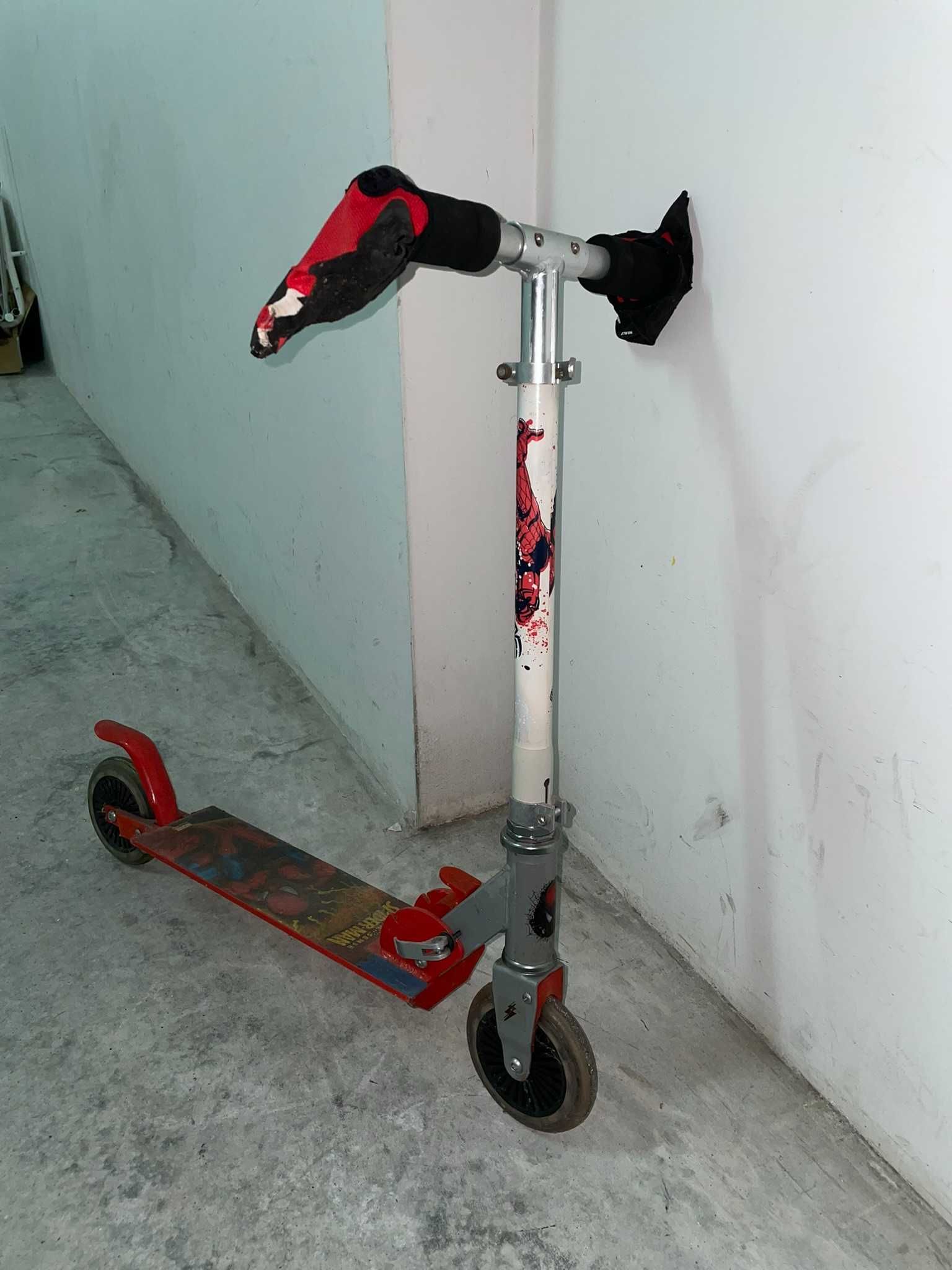 Trotinete de criança Com imagem do HOMEM ARANHA