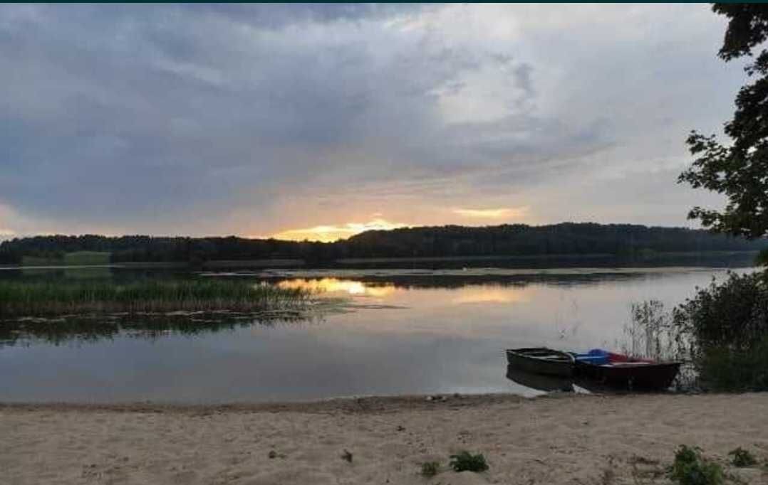 Noclegi nad jeziorem Narie. Pokoje. Prywatna plaża. 4 km od Kretowin