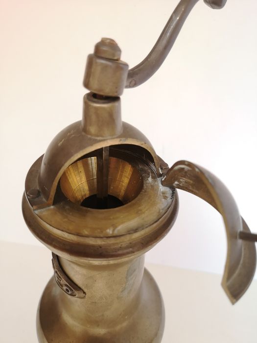 Stary mosiężny młynek do pieprzu