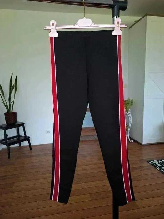 Legginsy czarne z paskami czerwonymi