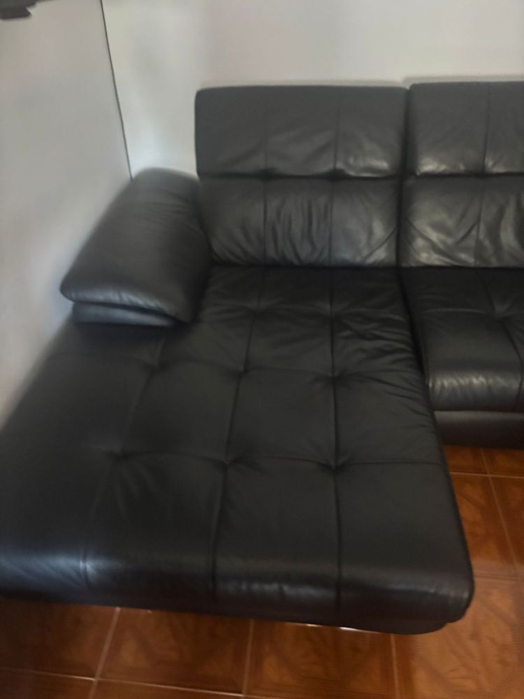 Sofá preto de cabedal