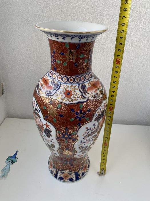 Vasos de cerâmica Imari, conhecidos pelas suas cores vibrantes.