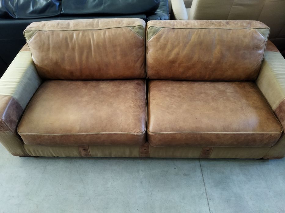 Диван шкіряний, дуже цікавий