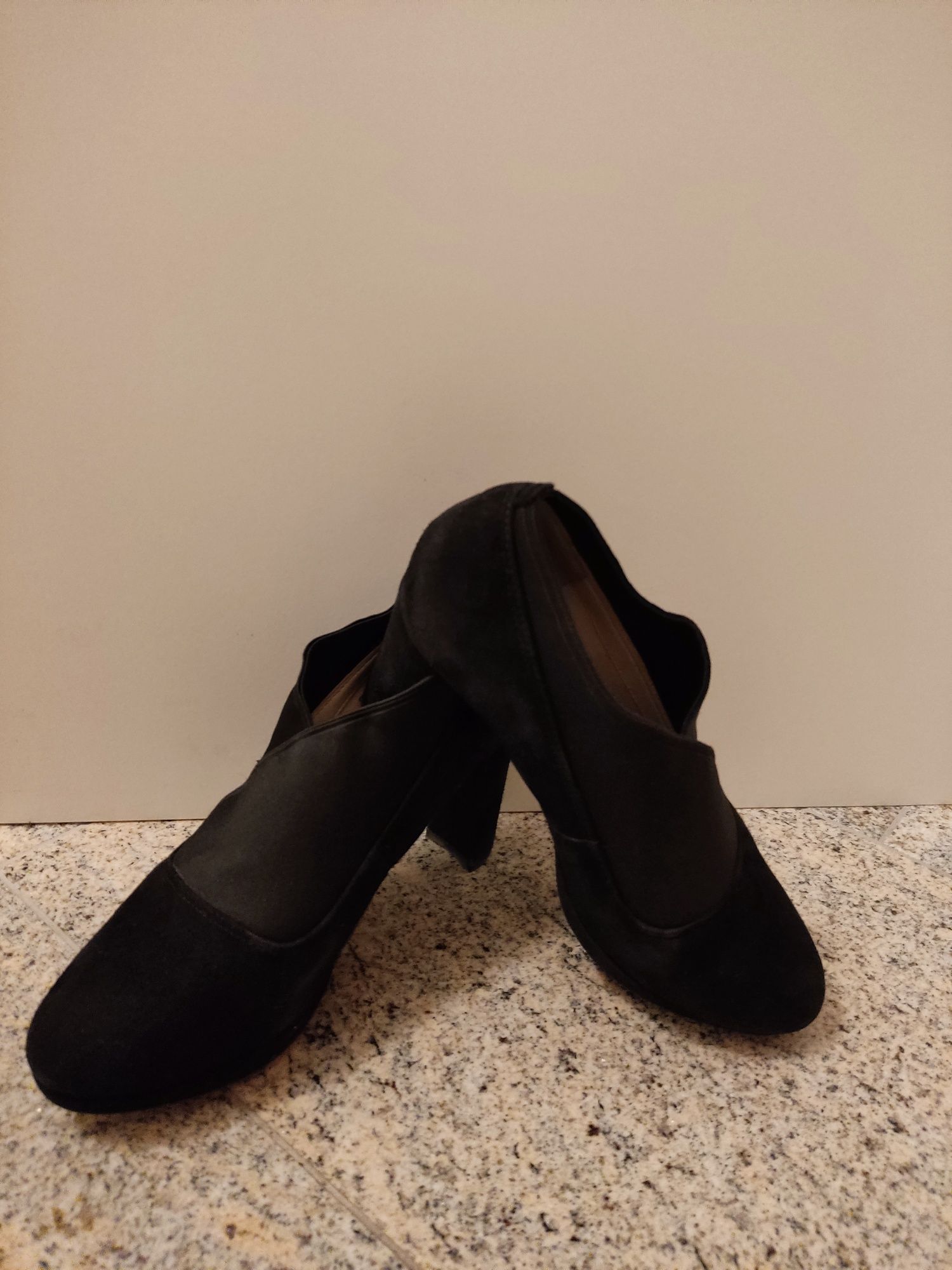 Buty przejściowe zamszowe czarne Clarks 36 wysokie platforma