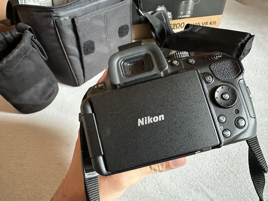 Nikon D5200 + NIKKOR 18-105 + NIKKOR 35 + Nissin Di866