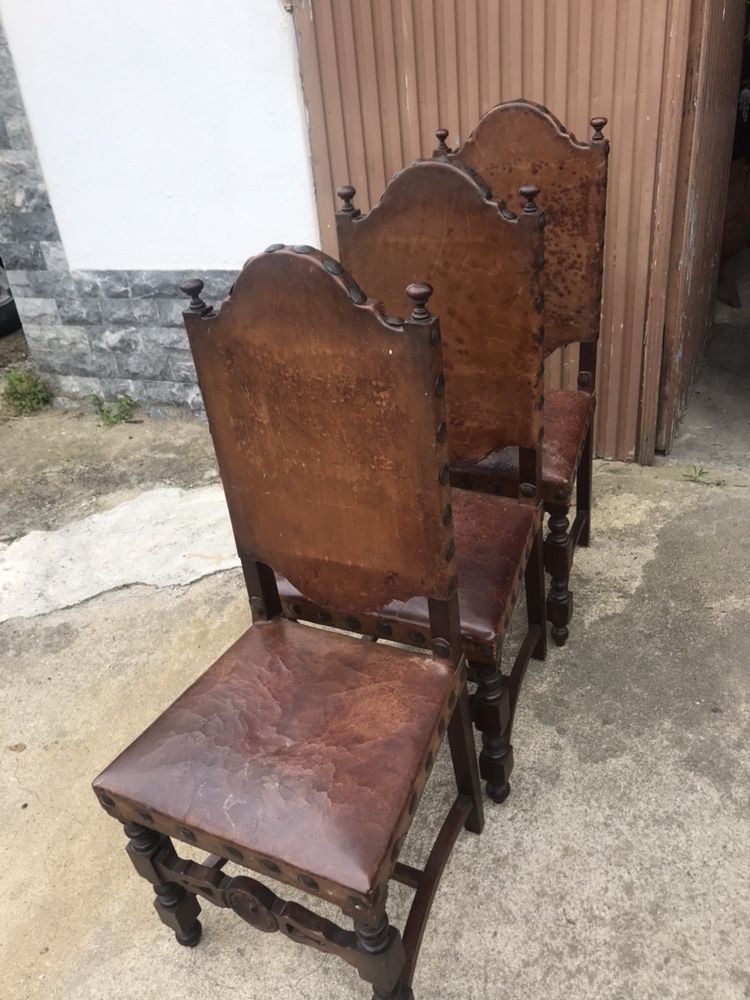 Cadeiras  muito antigas mas em bom estado