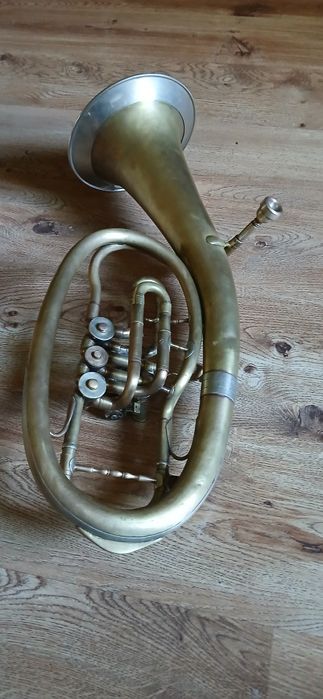 Mosiężny instrument trąbka.