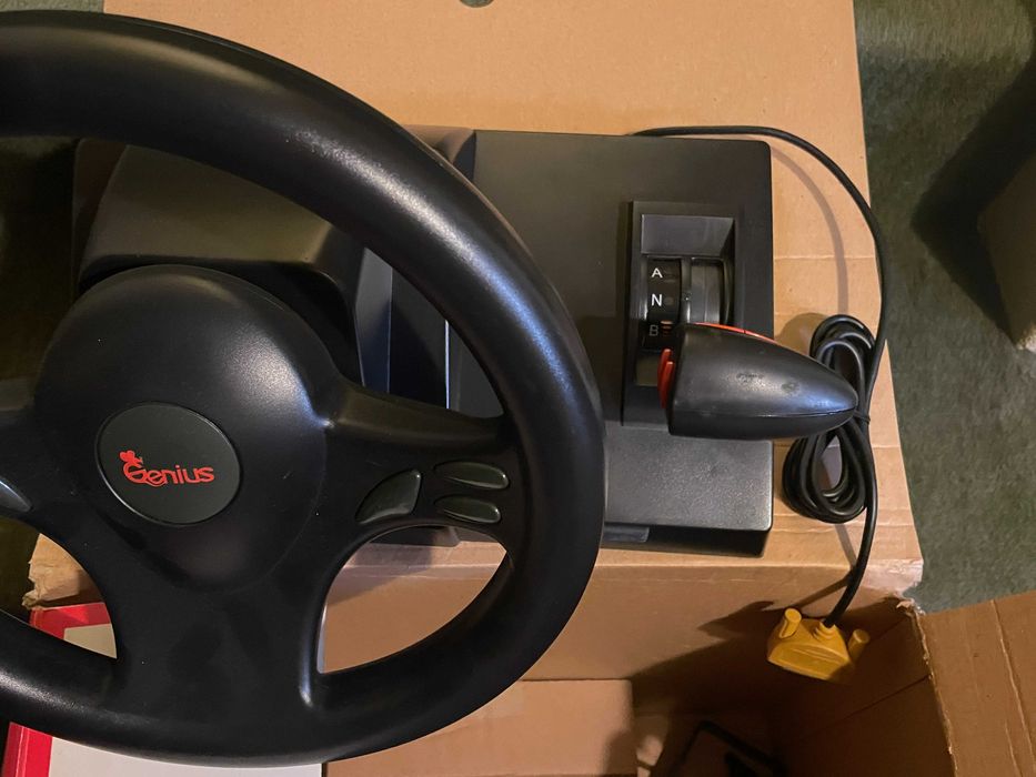 Volante Genius com Pedais e Mudanças – Simulador de Corrida para PC