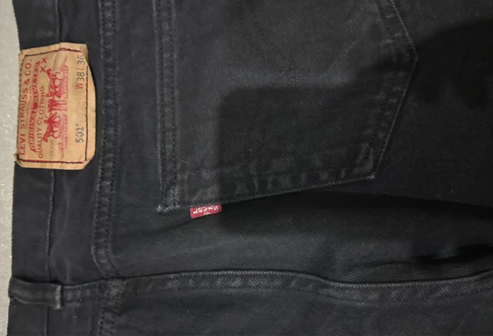 Levi’s 501 (calças de ganga preta)