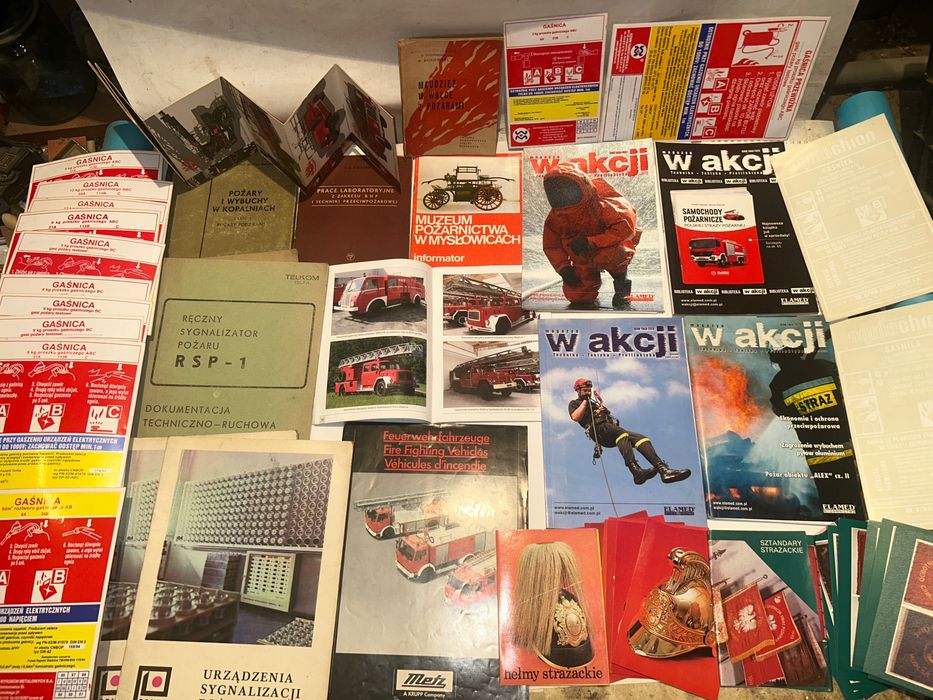 Zestaw dla Strażaka,naklejki,czasopisma,pocztówki,książki...