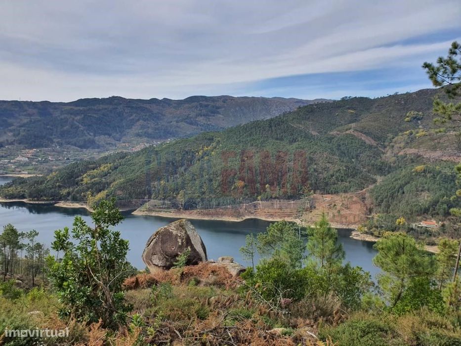 Terreno com 7000m2 junto à barragem no Gerês - Braga