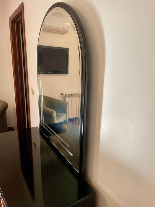 Cómoda de quarto lacado preto e madeira + espelho