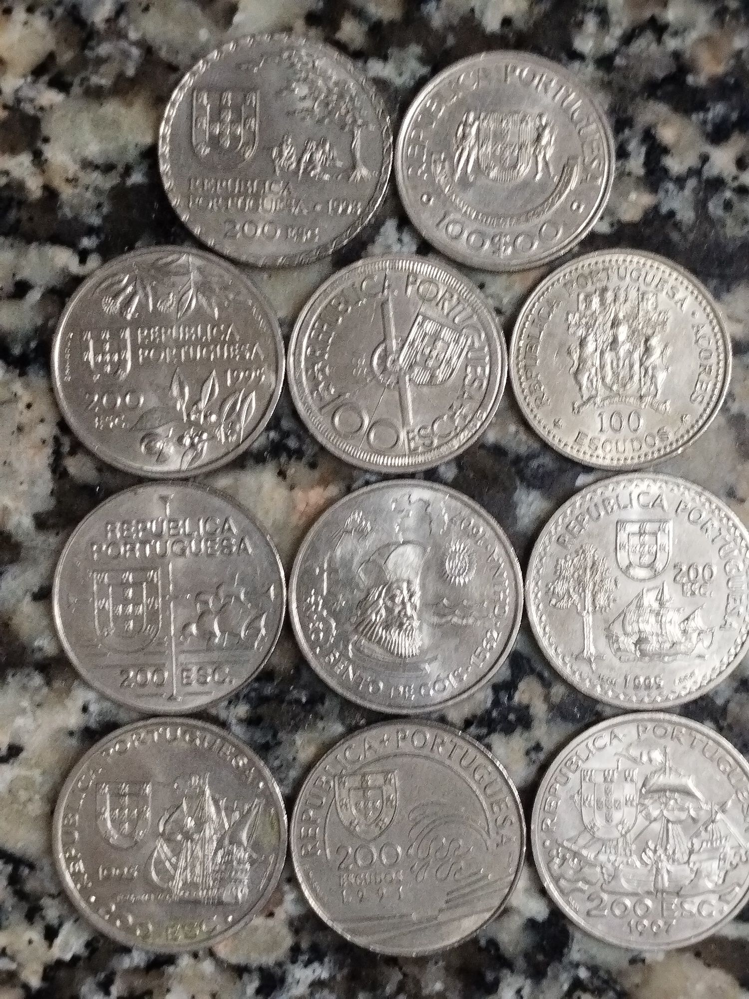 Vendo várias moedas antigas e raras.