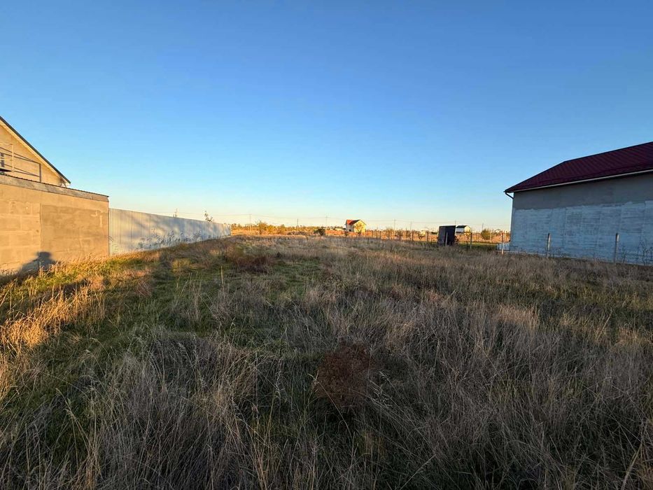 Продам участок в Молодёжном в хорошем месте под строительство дома