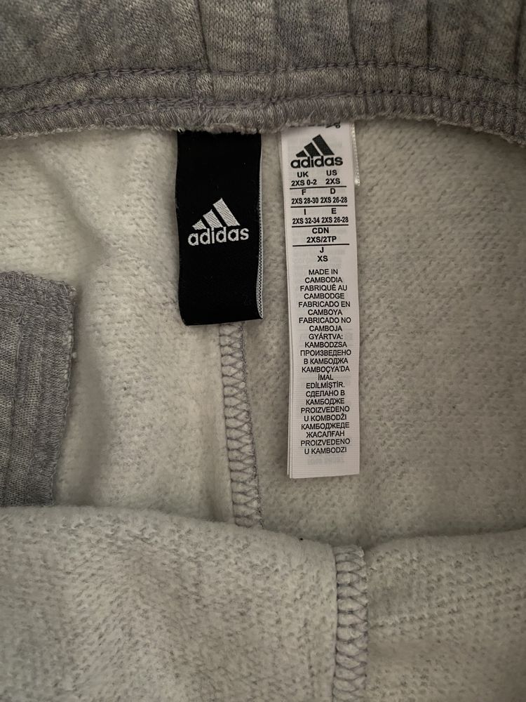 Krótkie, szare spodenki Adidas, r. 2XS