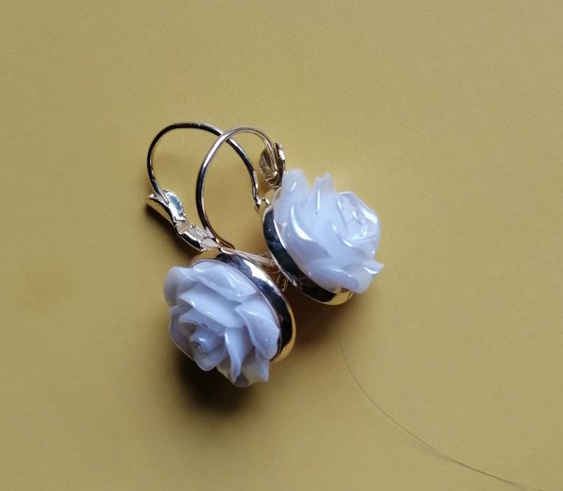 Brincos de pingente com design de flor branca