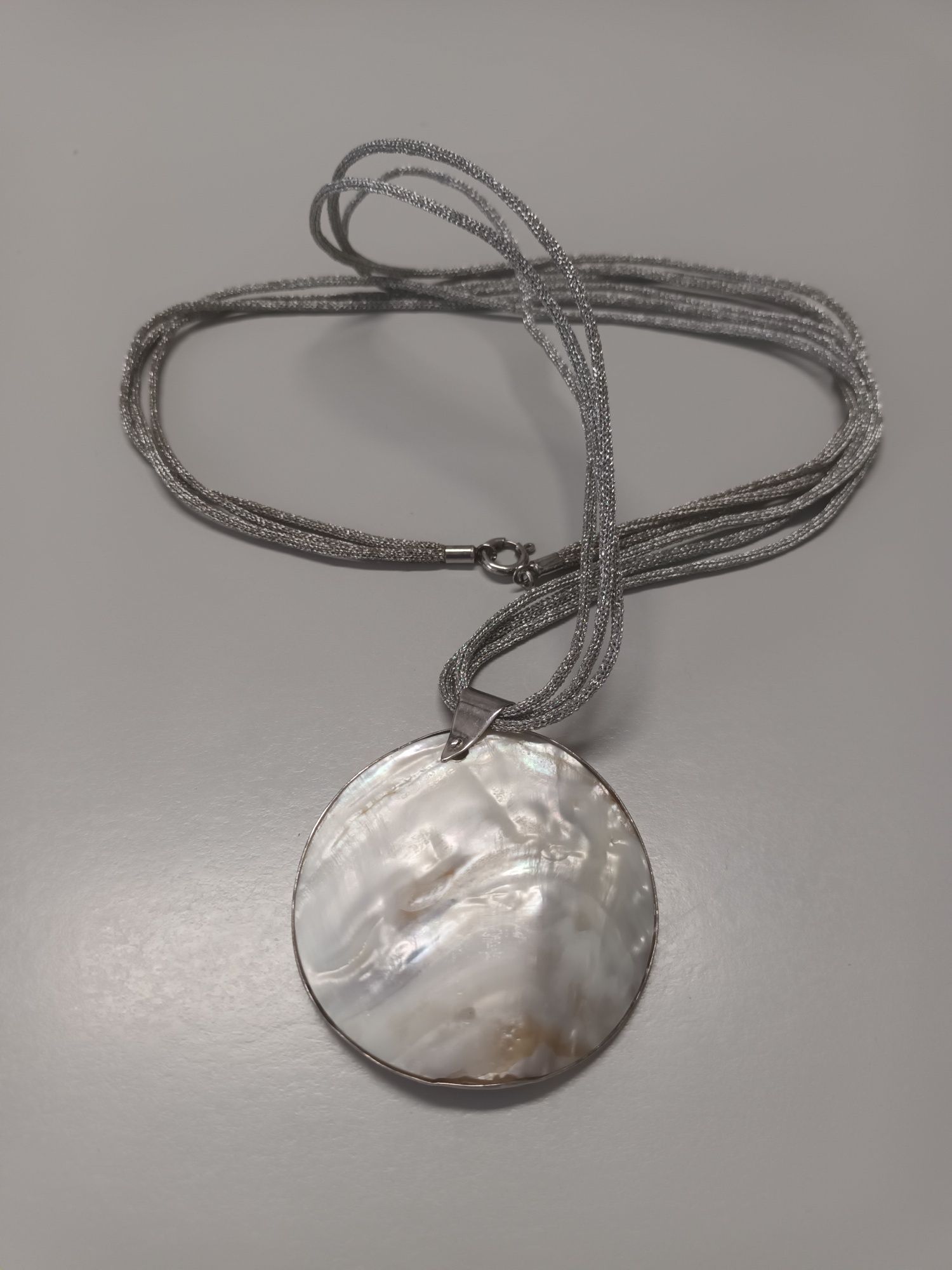 Colar com medalha grande em prata e pedra natural!