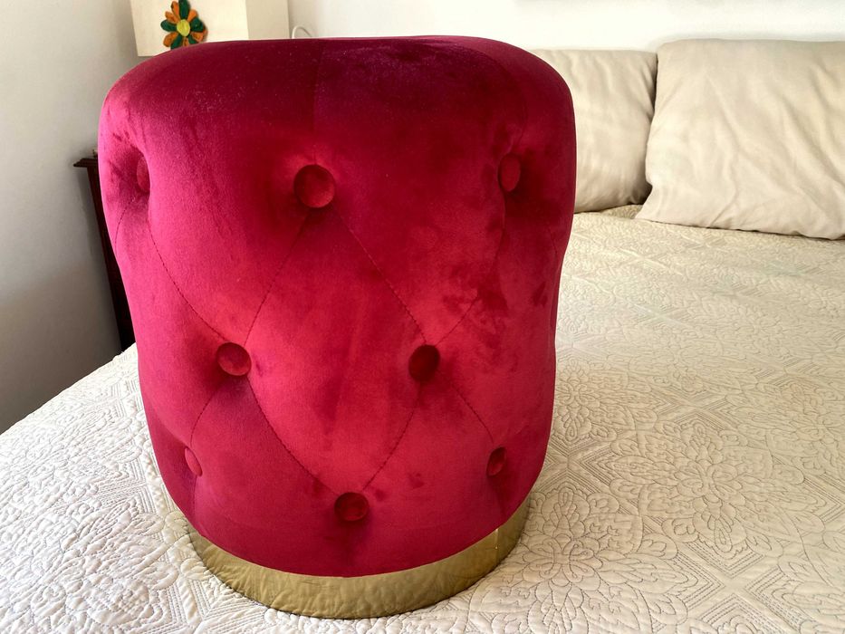 Puff de Veludo Vermelho com Rebordo Dourado – Luxo e Conforto!