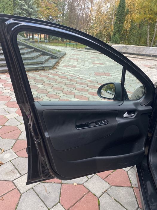 Peugeout 207 1.6 2010 року