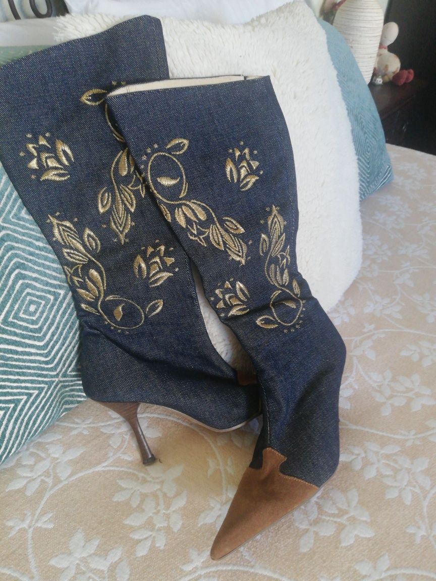Botas de cano alto em ganga