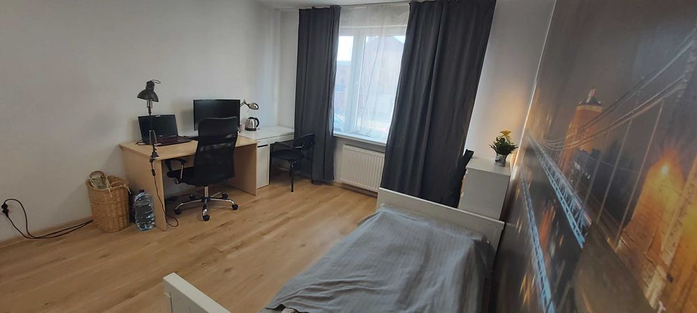 Duży pokój jednoosobowy; велика та ясна кімната - ul. Gajowicka 160