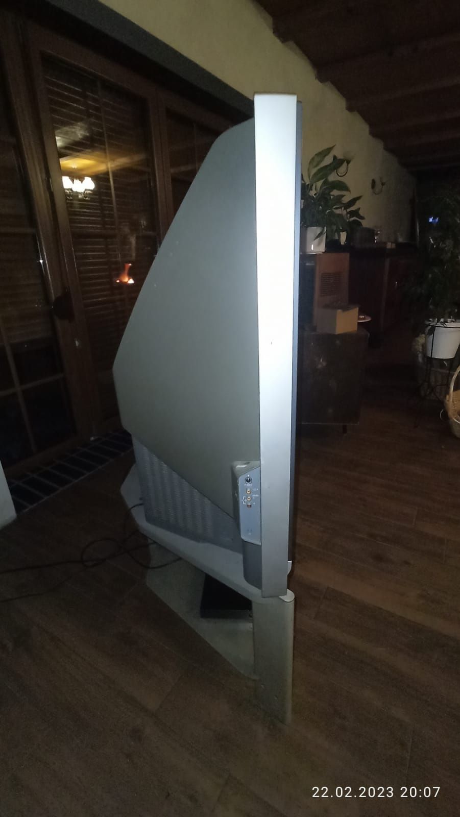 Telewizor projekcyjny LCD 50" Sony KDF-50E2010 ze stolkiiem
