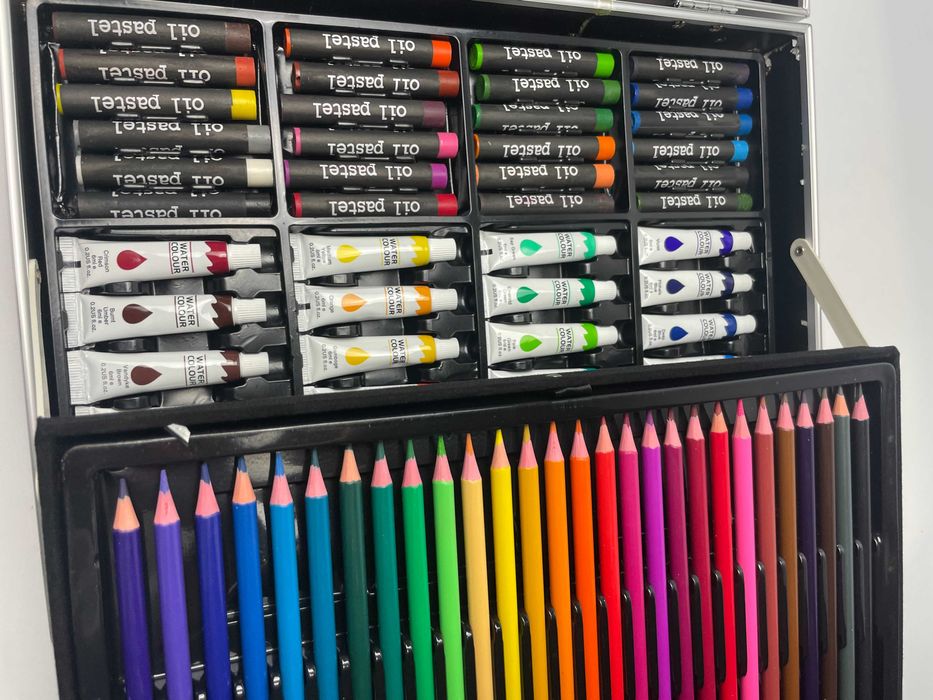 Walizka artystyczna dla małego artysty kredki, farby, pastele, markery