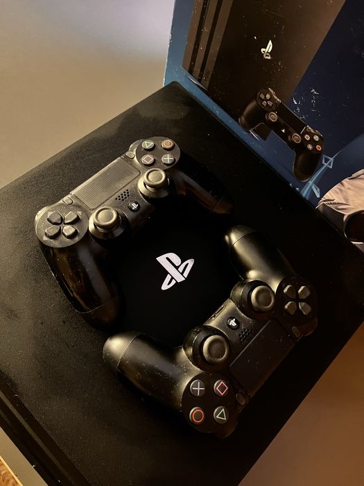 PlayStation 4 Pro 1TB + 2 pady + GTA V