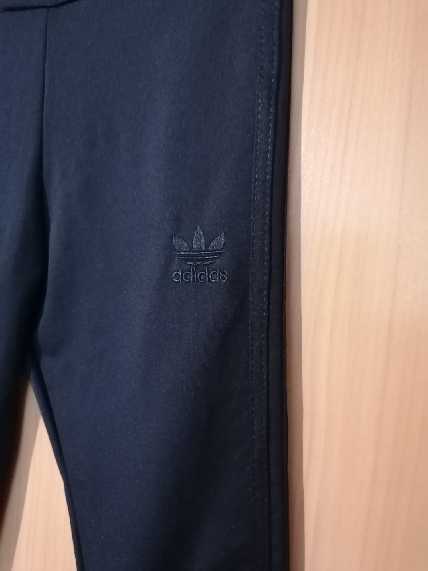 Adidas czarne spodnie dresowe damskie rozm. L