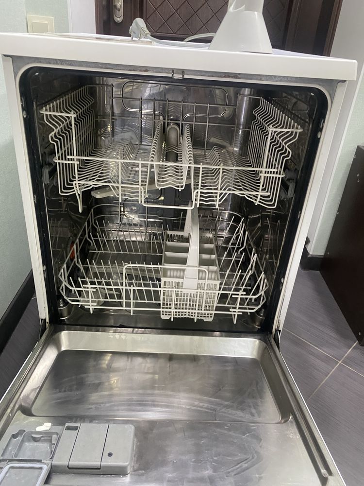 Посудомийна машина  Electrolux ESF 63021