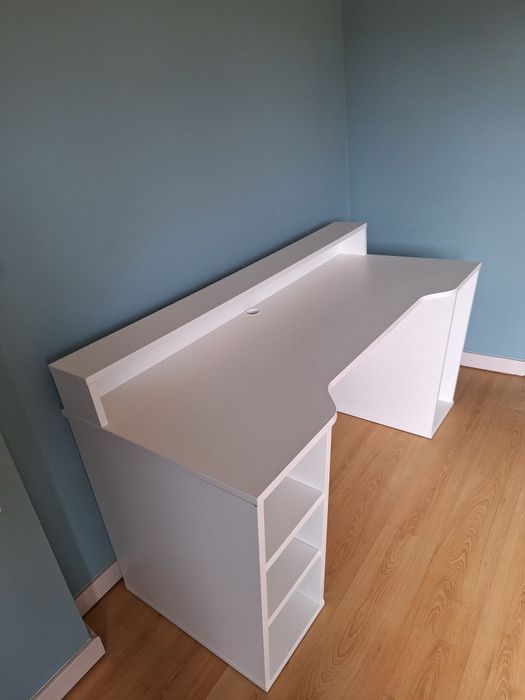 Białe biurko w dobrym stanie