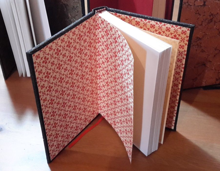 À antiga: Livro de Apontamentos encadernação com Papel Marmoreado
