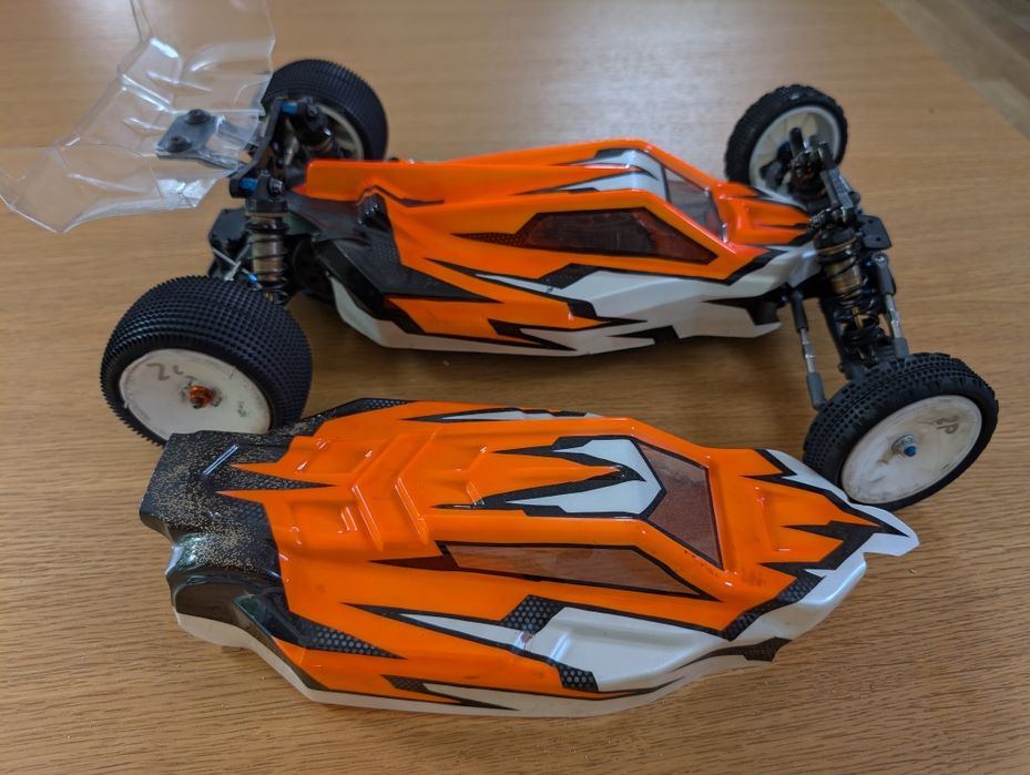 Model zawodniczy buggy 1/10 team asso associated dużo modyfikacji