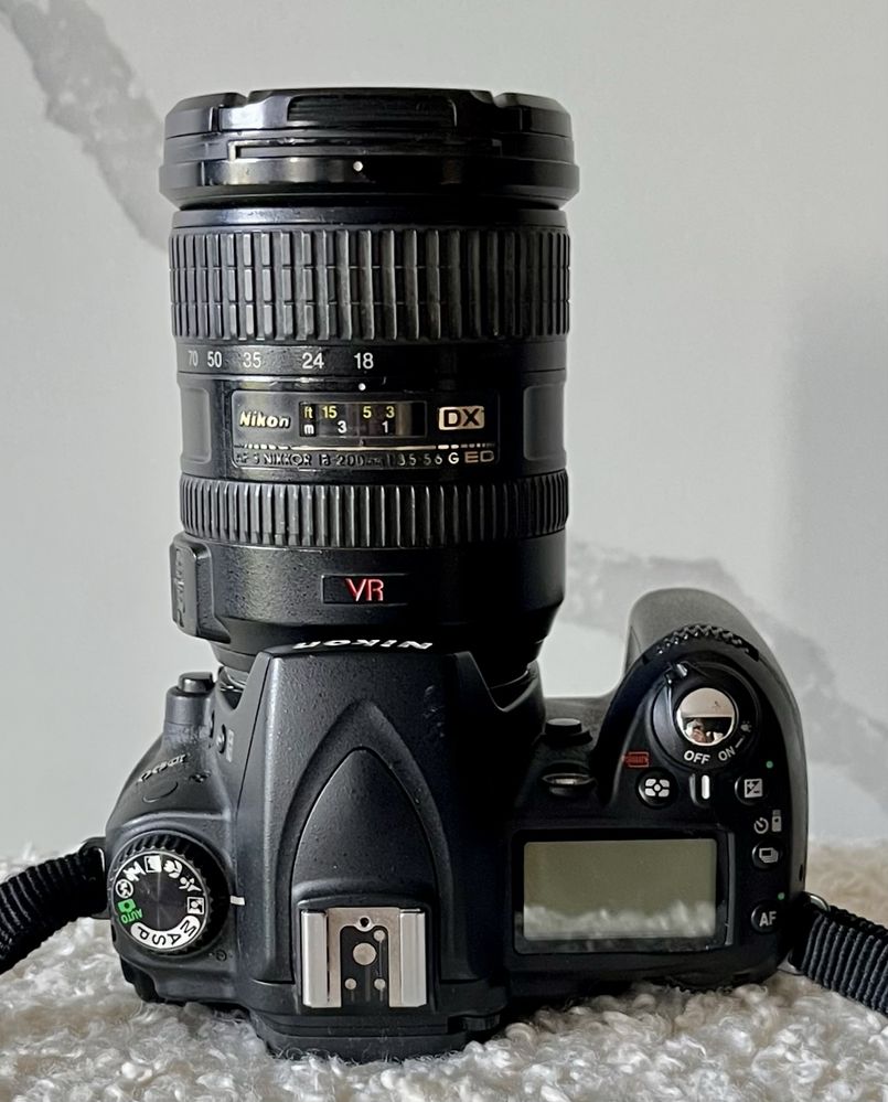 Aparat Nikon D90 z obiektywem i adapterem i bateriami oraz ładowarką