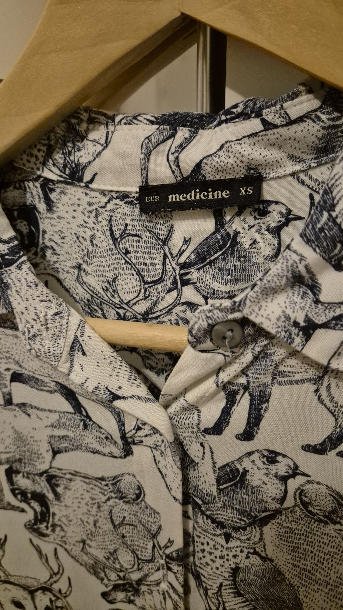 Luźna koszula Medicine XS z motywem zwierzęcym biała w granatowe wzory