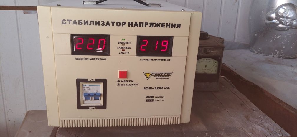 Стабилизатор напряжения Forte IDR 10000, КПД 98%, новый мотор,обслужен