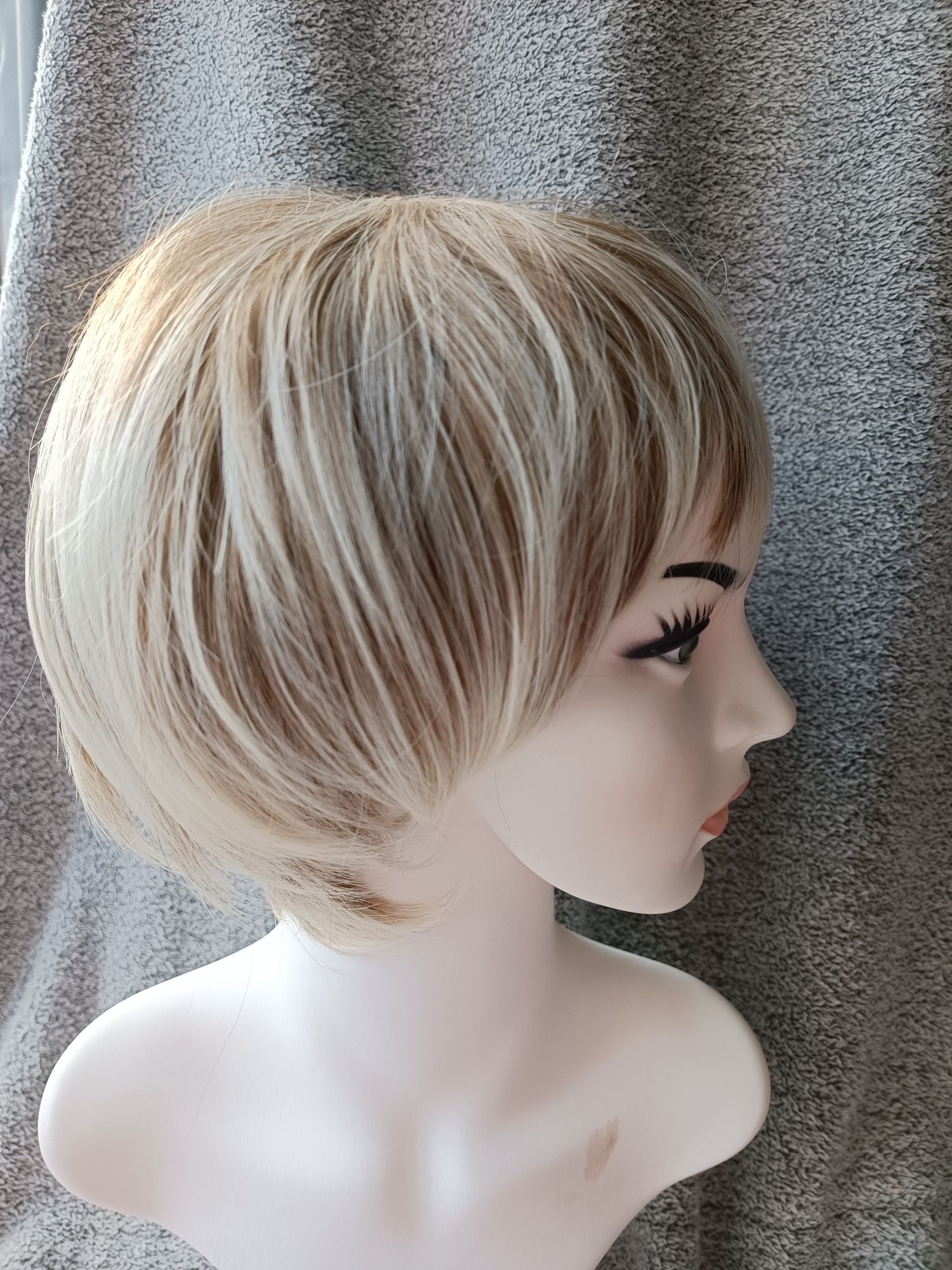 Krótka peruka baleyage blond