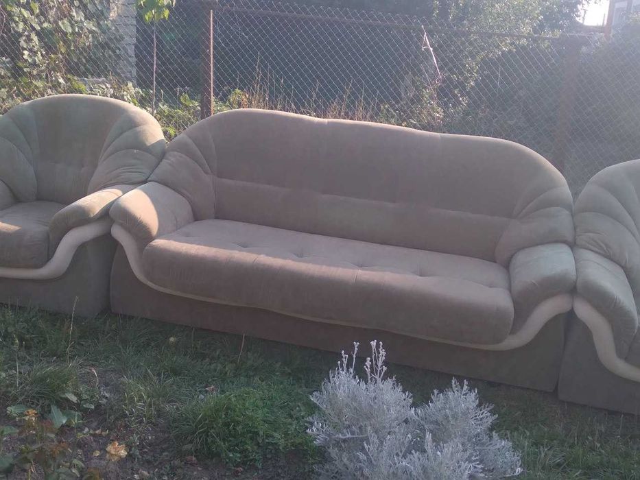 Мяка частина ,розкладний диван та два крісла.