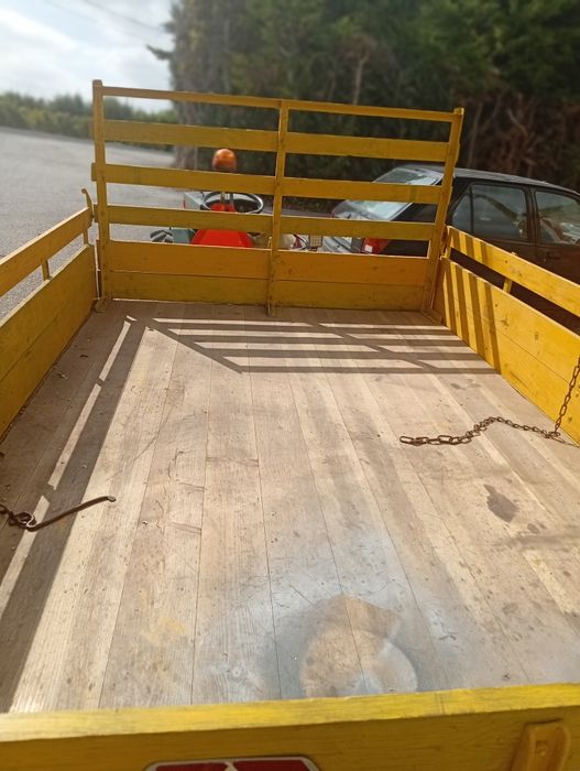 Reboque agrícola com tração.