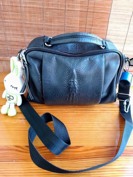 Черная сумочка сумка кожа рельеф крокодил, ручка на плечо, 10 отделов