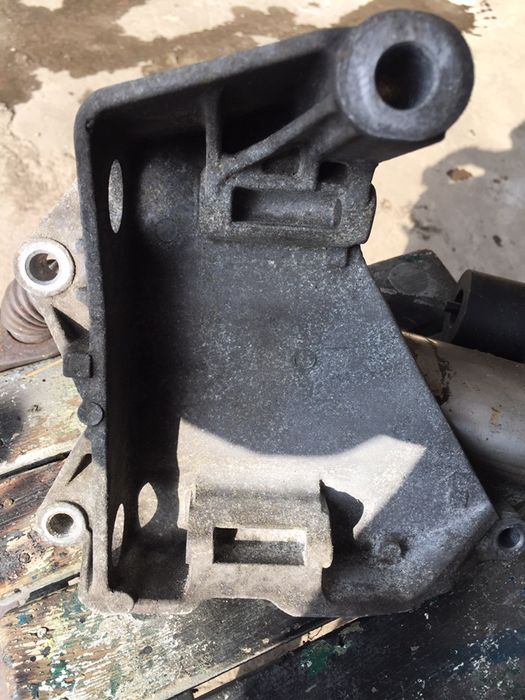 Кронштейн генератора на VW Т-4