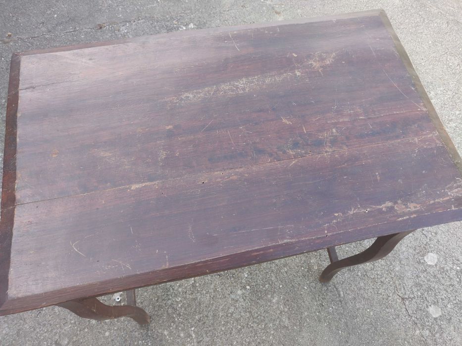 Mesa pequena de madeira