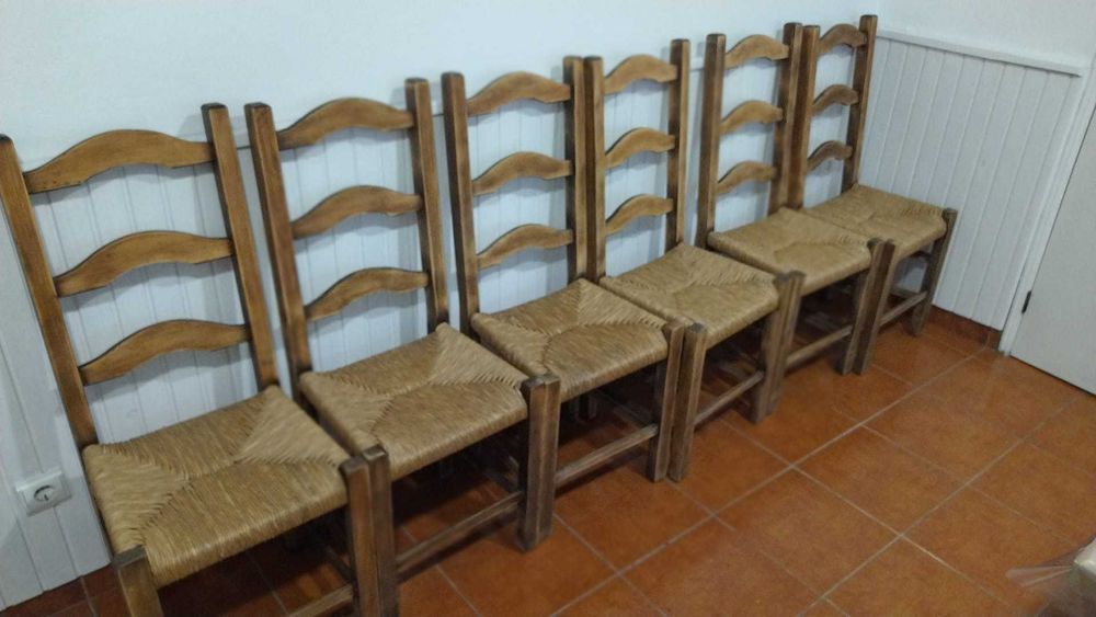 Conjunto de 6 cadeiras de madeira com design rústico