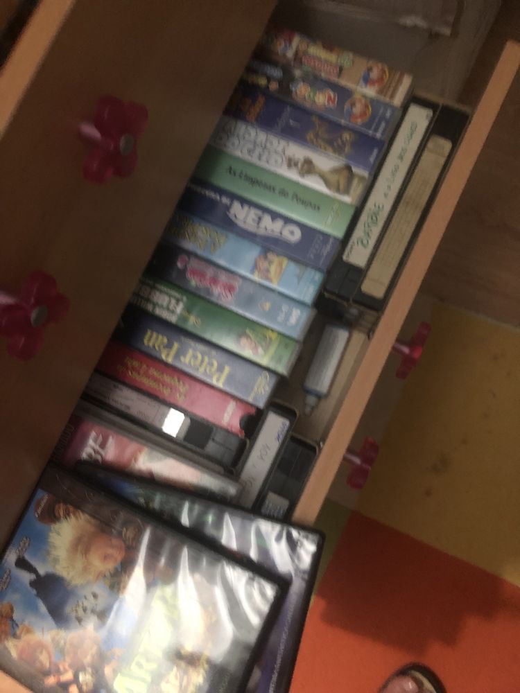 Enorme coleção de DVDs e VHS filmes infantis-ofereço leitor VHS